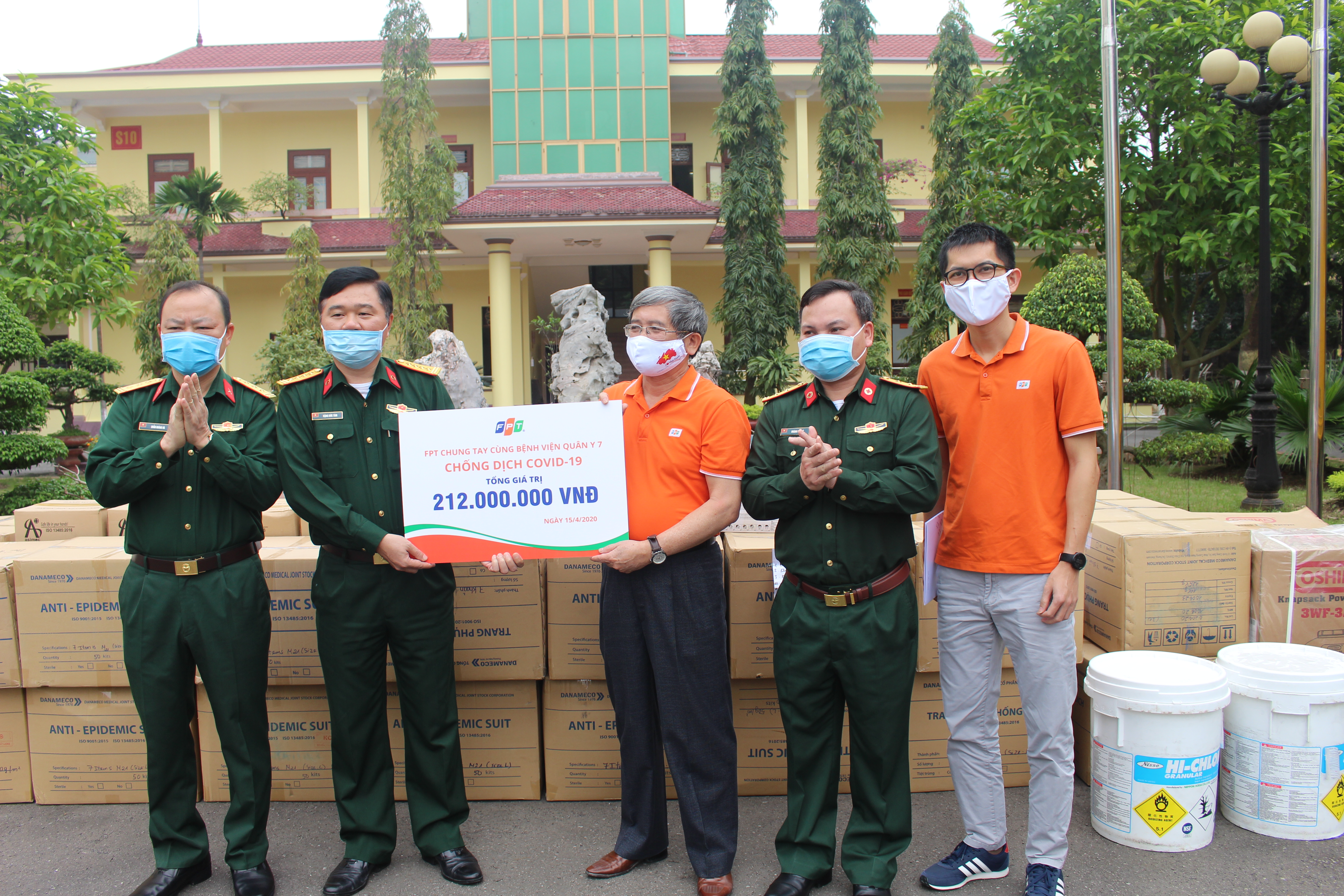 Tập đoàn FPT trao thiết bị y tế hỗ trợ công tác phòng, chống dịch Covid-19